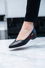 Kalra - Elegant Low-Heeled Pumps